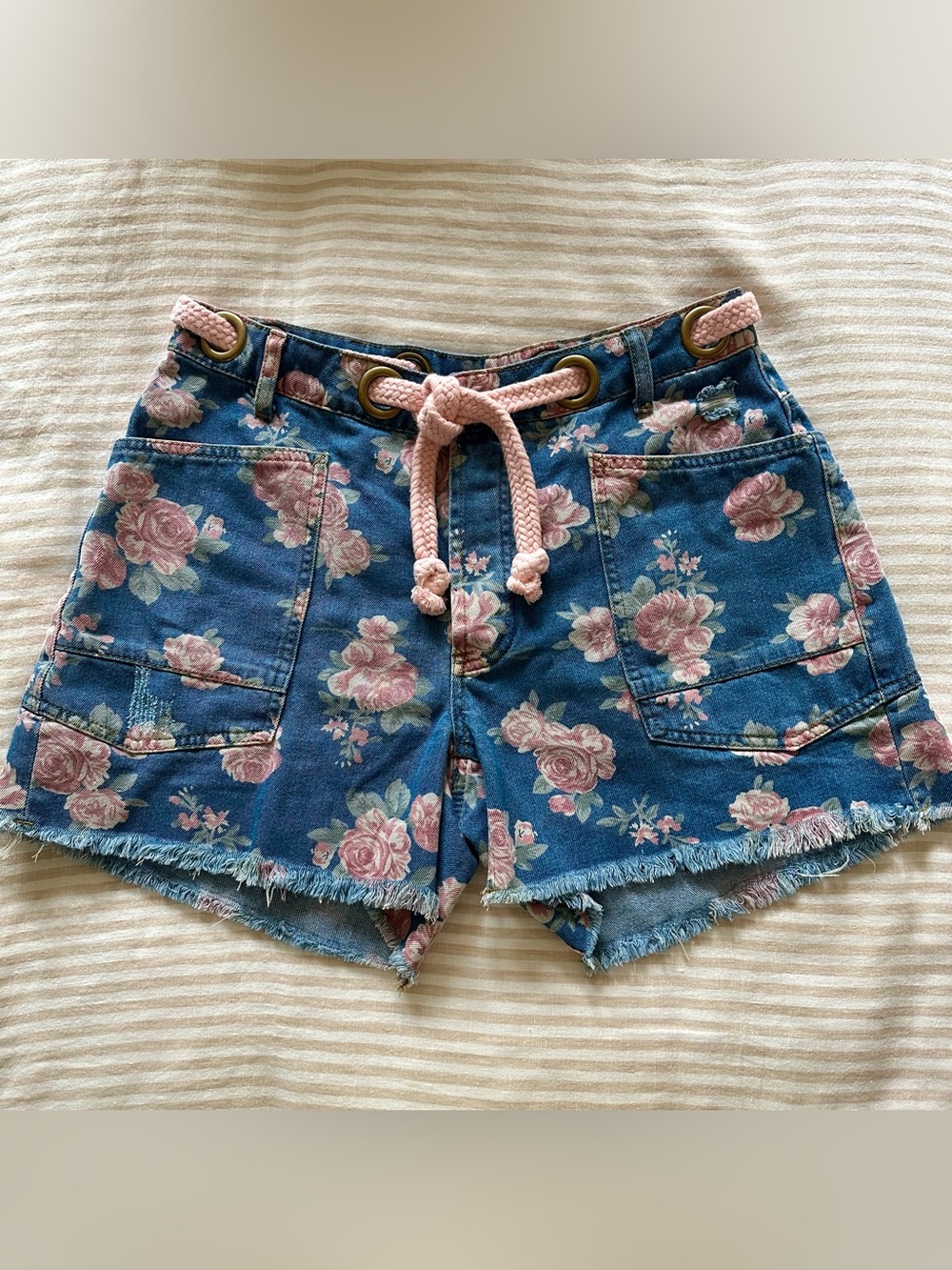 adorable pink & blue floral denim shorts w large grommet belt openings / size md